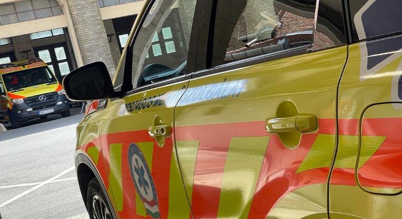 A mentősök cserélték ki a defektes kereket Mohácson