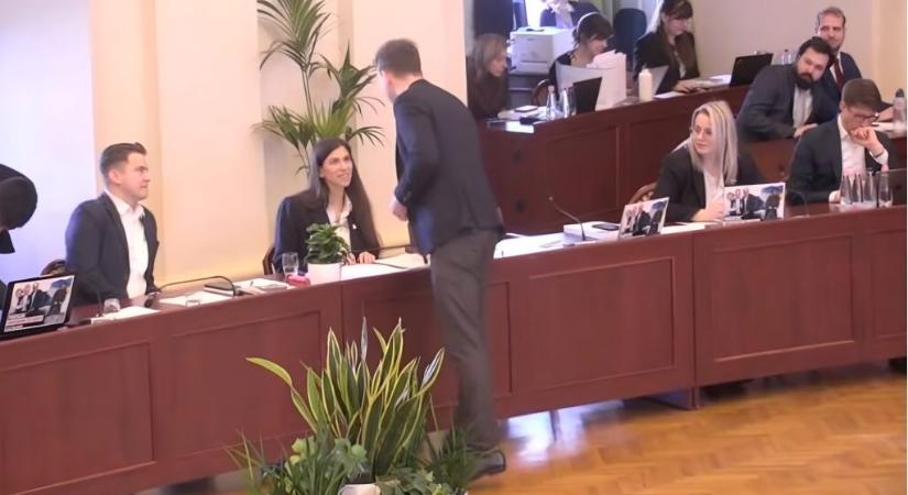 Fővárosi Közgyűlés: ballagási tarisznyát kapott a parlamentbe tartó Szentkirályi Alexandra, Vitézy szerint el lett kúrva a HÉV-fejlesztés