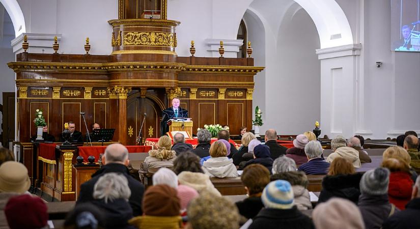 Az orosz-ukrán háború befejezéséért tartottak imaestet a Debreceni Református Nagytemplomban