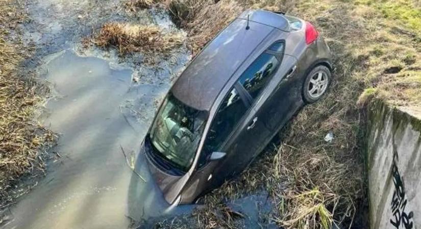 Brutális képeken a fehérgyarmati baleset: csatornába csapódott az autó