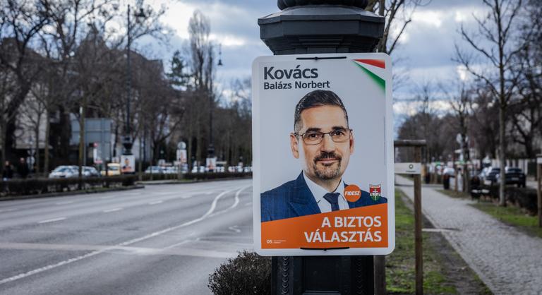 Fidesz-plakátokat vagdosott késsel egy férfi, majd megverte az őt számon kérő volt képviselő-jelöltet