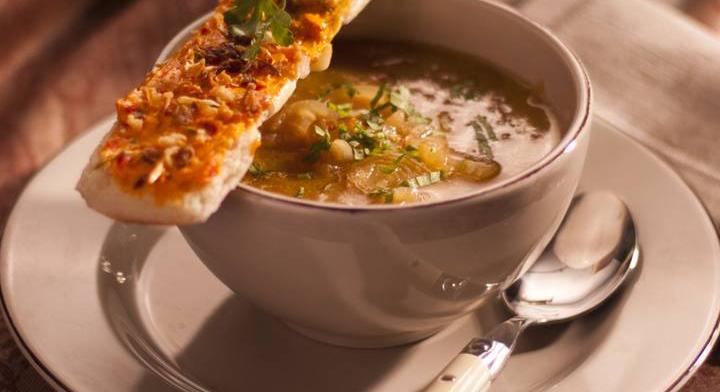 Tárkonyos hagymaleves fűszervajas pirítóssal: karamellizált zöldségből