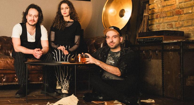 Andalgó: Teljes zenekaros korszak és új dal egy év után