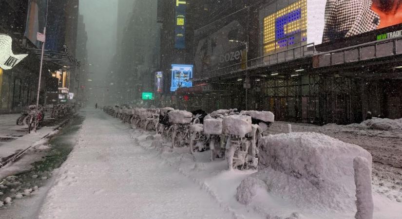 Megállt az élet, rendkívüli állapotok a pusztító hóvihar miatt! Nincs iskola és áram