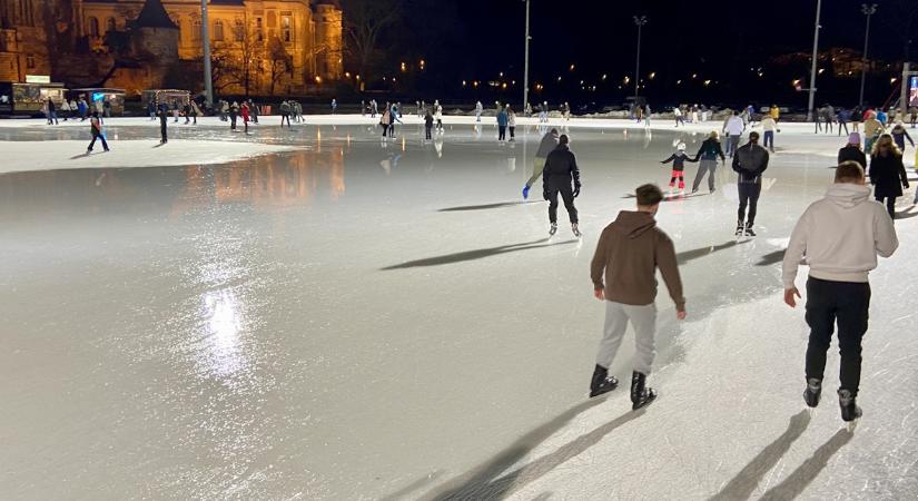 A hirtelen meleg ellenére is üzemel még a Városligeti Műjégpálya, de fokozott veszélyre figyelmeztetnek