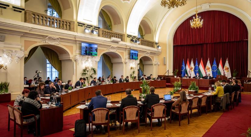 Papírmasé bábukkal trollkodott a Fidelitas a Tisza-frakció bevonulásakor a Fővárosi Közgyűlés ülésén