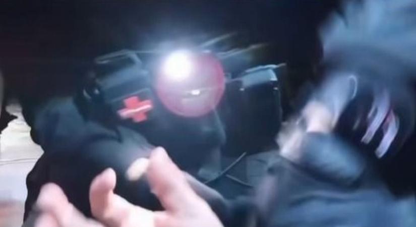 Sötét titkok egy girincsi apartman falai között: bilincsben vitték el a 42 éves férfit - videó