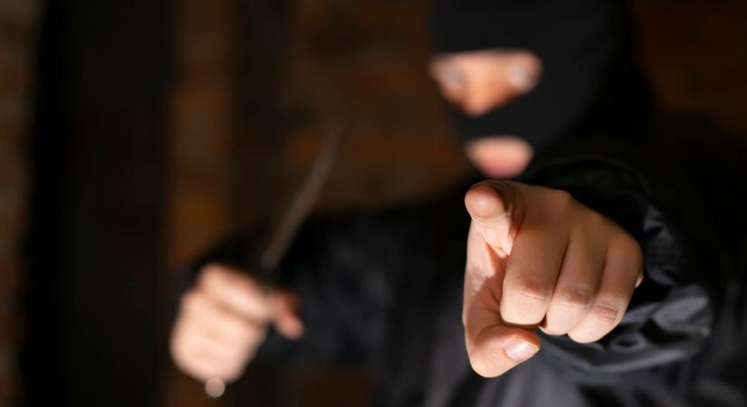 „Viperának” látszó tárggyal is nyomatékot adott a fenyegetésnek