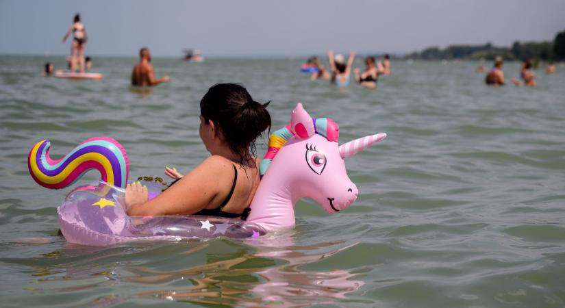 Végre egy jó hír a nyárra: megújul a népszerű balatoni szabadstrand, indul a mederkotrás