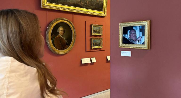 Botrány Párizsban: a Louvre falán landolt András volt yorki herceg elhíresült fotója