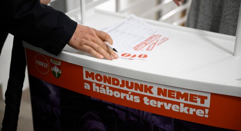 Ököllel ütötték a fideszes aktivistát, aki egy plakátrongálót kért számon – Videó