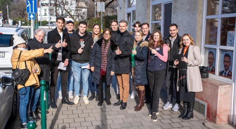 Orbán Viktor felesége is kampányol Magyar Péter körzetében