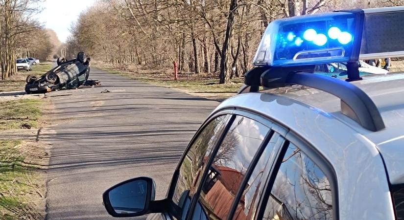 Elvesztette az irányítást a sofőr, a feje tetején állt meg az autó – fotók, videó