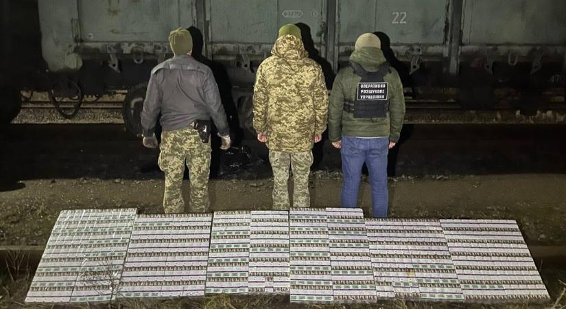 Csempészcigarettát találtak a rakomány alatt a pallói vasúti átkelőnél
