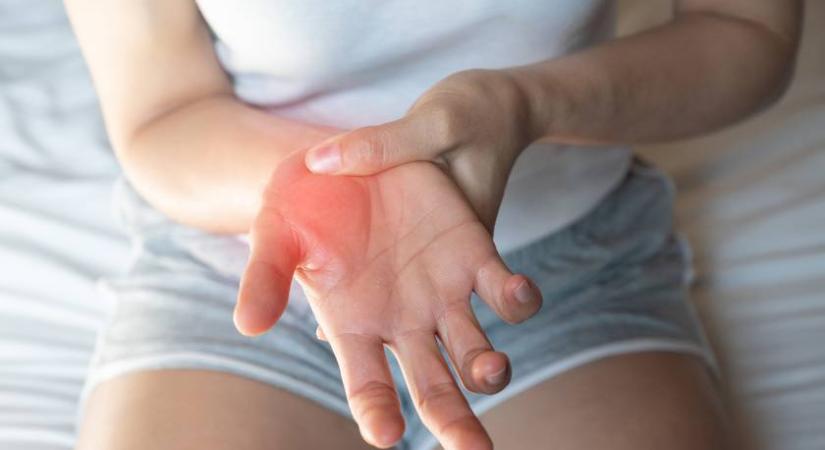 Ha itt fáj a kezed, baj lehet a szíveddel: meglepő tünetre hívták fel a figyelmet a szakértők