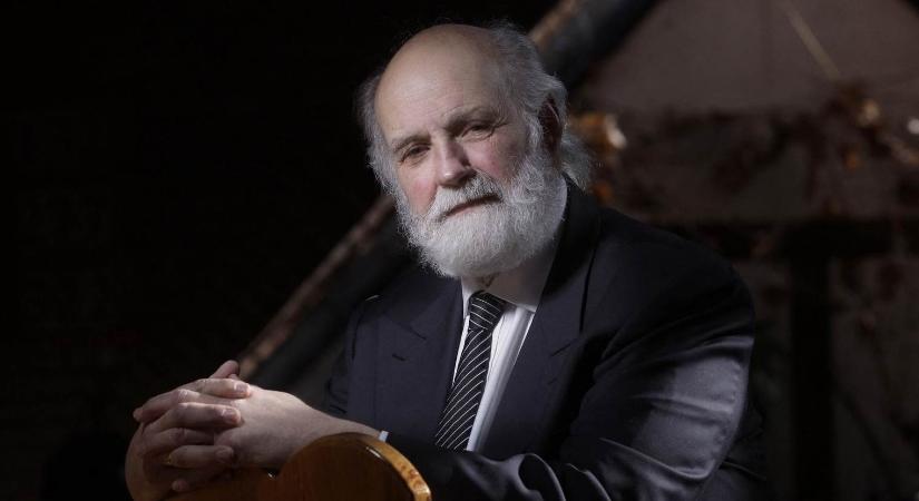 Jótékonysági est Iványi Gábor és az Oltalom Karitatív Alapítvány támogatására a Vörös Neonban