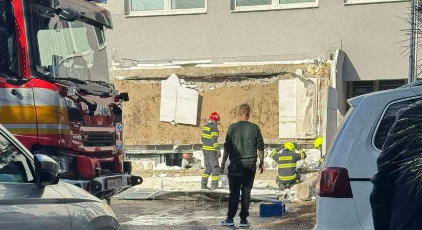 Leomlott az észak-komáromi ügyfélközpont tetőrésze, egy ember meghalt a balesetben helyszíni fotók