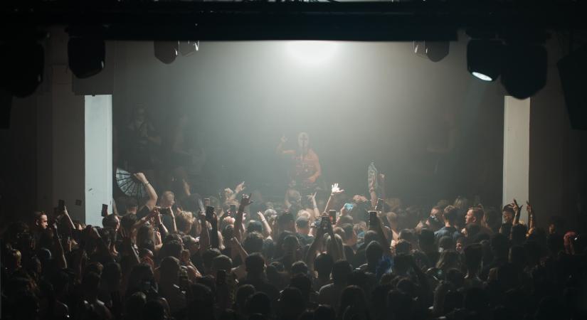 After helyett előállítás: taxiból szedték ki, bilincsben vitték el a távozó bulizókat