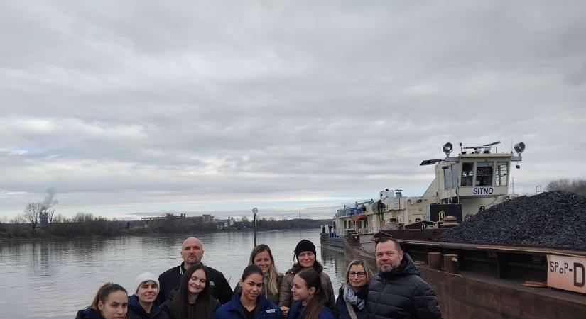 A vízirendőrök hajójára is felszállhattak a diákok Mohácson