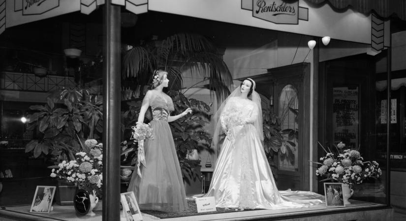 Csaknem száz évig állt az esküvői szalon kirakatában a menyasszonyi ruhás próbababa, amiről az a hír járja, hogy valójában egy holttest