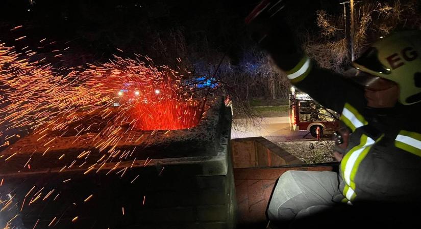 Fotók a helyszínről: kéménytűzhöz siettek a tűzoltók Annavölgyre