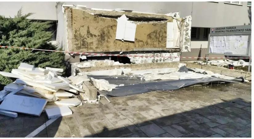 Leomlott egy észak-komáromi irodaépület tetőrésze, egy ember meghalt – helyszíni fotókkal