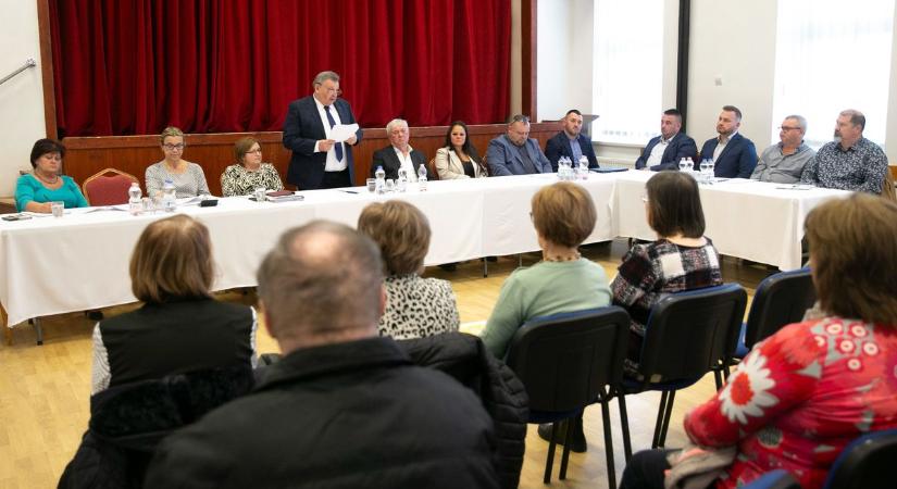 Kamionok rongálják az utakat Helvécián – ezt kérték a lakosok a falugyűlésen – fotók