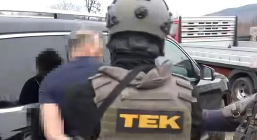 Megverték és megfenyegették áldozatukat, végül a TEK kopogtatott az emberrablóknál
