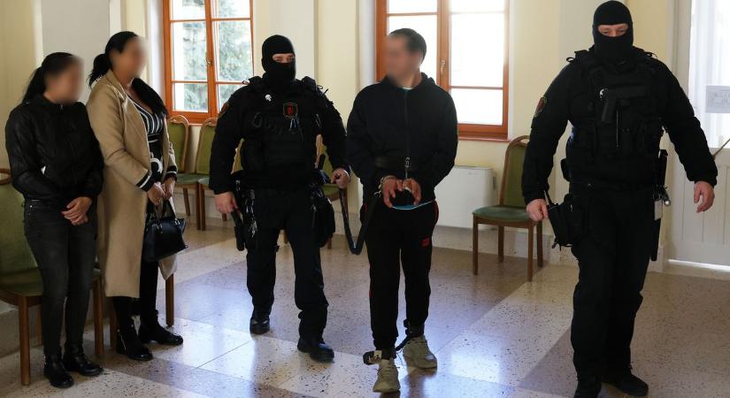 Mosolyogva integetett a rokonainak a fonói gyilkos a bíróságon