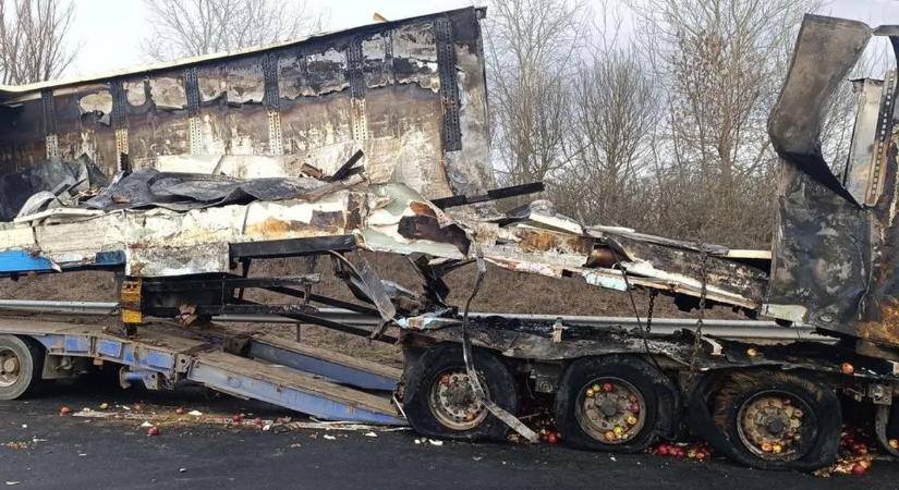 Lángoló pokol az M3-ason: kiégett egy kamion – képekkel és videóval