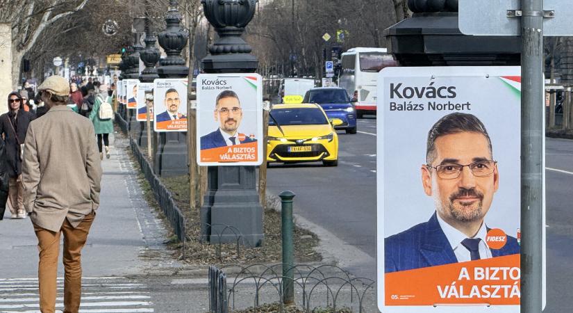 Leszedték a fideszes plakátokat Újlipótváros virágtartóiról