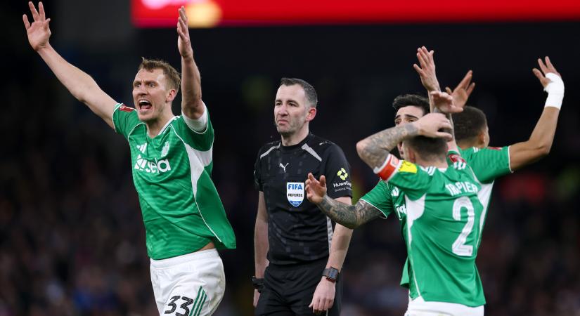 „Minden idők egyik legrosszabb ítélete” – Hibát hibára halmozó bíró vezeti a Fradi-Ludogorec meccset