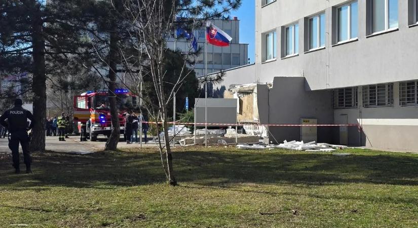 Friss információk az észak-komáromi tragikus tetőomlásról – újabb sérültekről érkezett hír