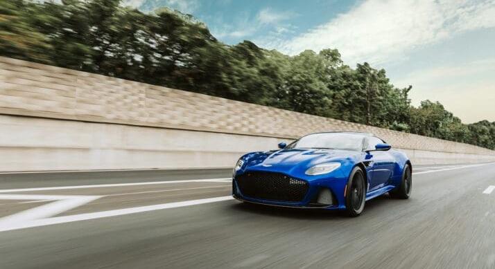 Zuhanó eladások után jön a megszorítás – Tömeges leépítés jön az Aston Martinnál