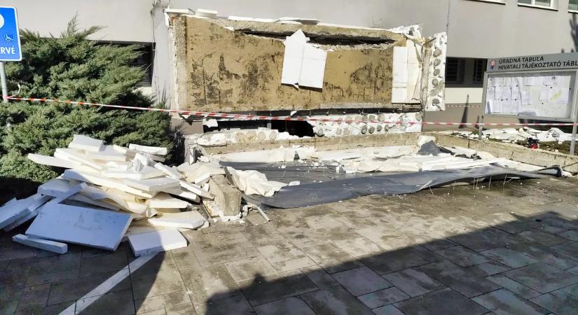 Összeomlott az ügyfélközpont teteje Komáromban, halálos áldozat is van