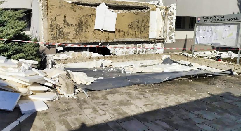 Leszakadt a járási hivatal tetőszerkezete Komáromban, egy ember meghalt