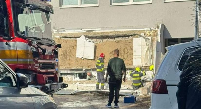 Leomlott az ügyfélközpont tetőrésze, egy ember életét vesztette (fotók)