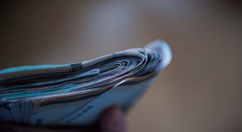 Ez is állhat a fura bérstatikák mögött: a szegények jövedelme egyáltalán nem nőtt tavaly, a gazdagoké viszont jelentősen megugrott