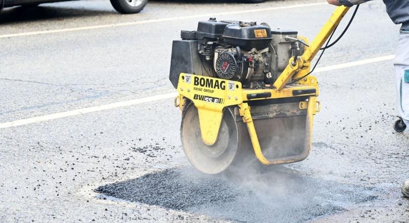 Hozzálátnak a kátyúk javításához a városban, de a lakosságnak is el kell látnia a feladatát