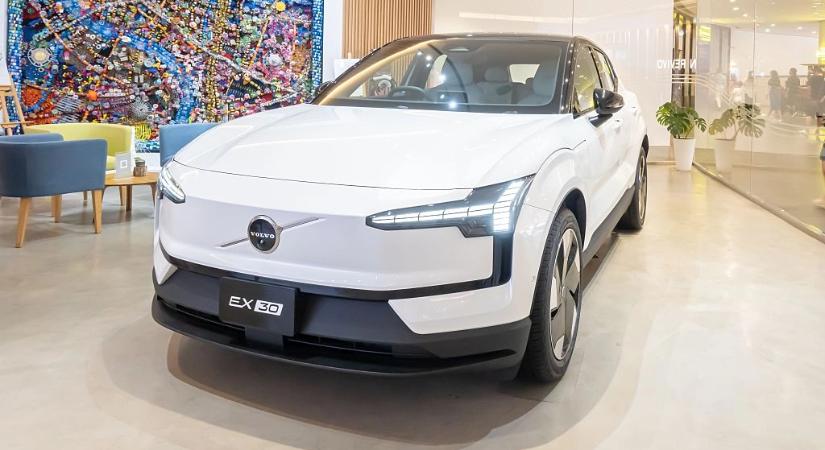 Ne állj a ház mellé, ha ilyen autód van – kigyulladhat!