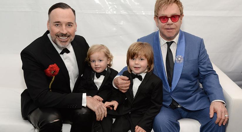 Ritka pillanat: bensőséges családi fotókon Elton John nagyfiai