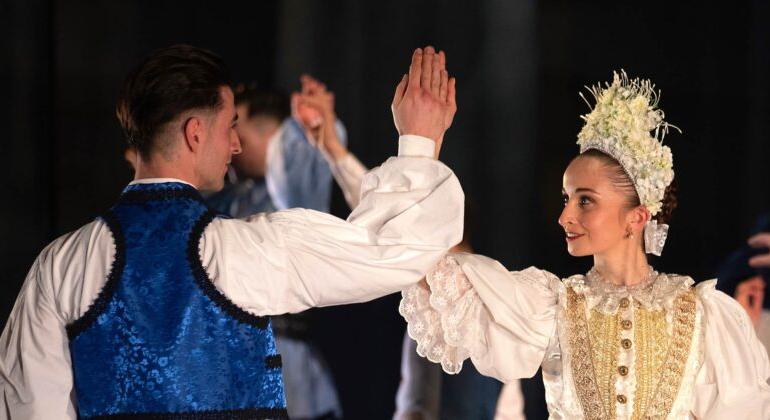 A Duna-menti népek táncait a Nemzeti Színház színpadán mutatja be a Duna Művészegyüttes