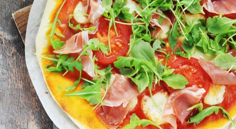 Mozzarellás, sonkás pizza rukkolával
