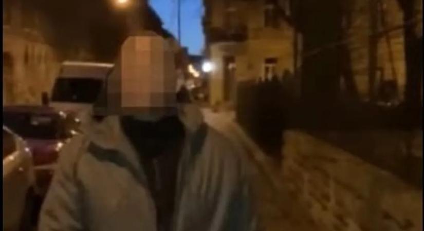 Megszólalt a Fideszes aktivista, akit egy plakátrongáló a kezében sniccerrel vert össze - videó