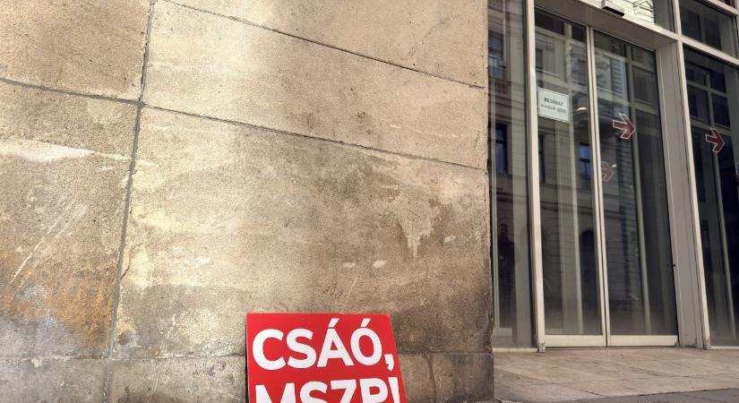 Ismeretlen rajongói végső búcsút vettek az MSZP-től a párt egykori székháza előtt
