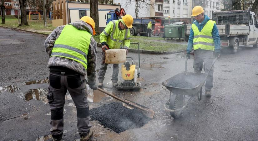 Kis lukra egy nagy púpot: 219 kátyút kezdtek el javítani Kaposváron