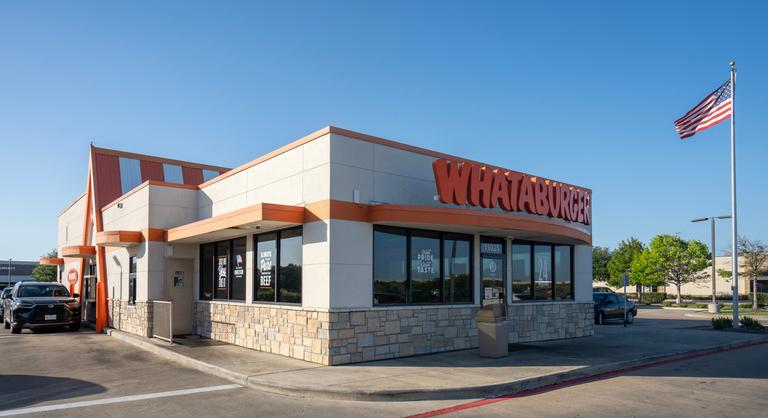 Részeg vendég támadt a gyorséttermi dolgozóra, aki egy szemetesvödörrel vágott vissza