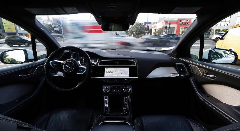 Ez már nem sci-fi: heteken belül elstartolnak Magyarországon is a sofőr nélküli autók