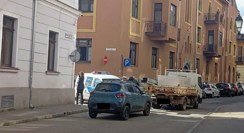 Teherautó karambolozott Pécs belvárosában