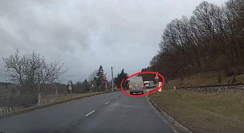 Megáll az ész: három autós is tilos jelzésnél hajtott át a vasúti átjárón - videó